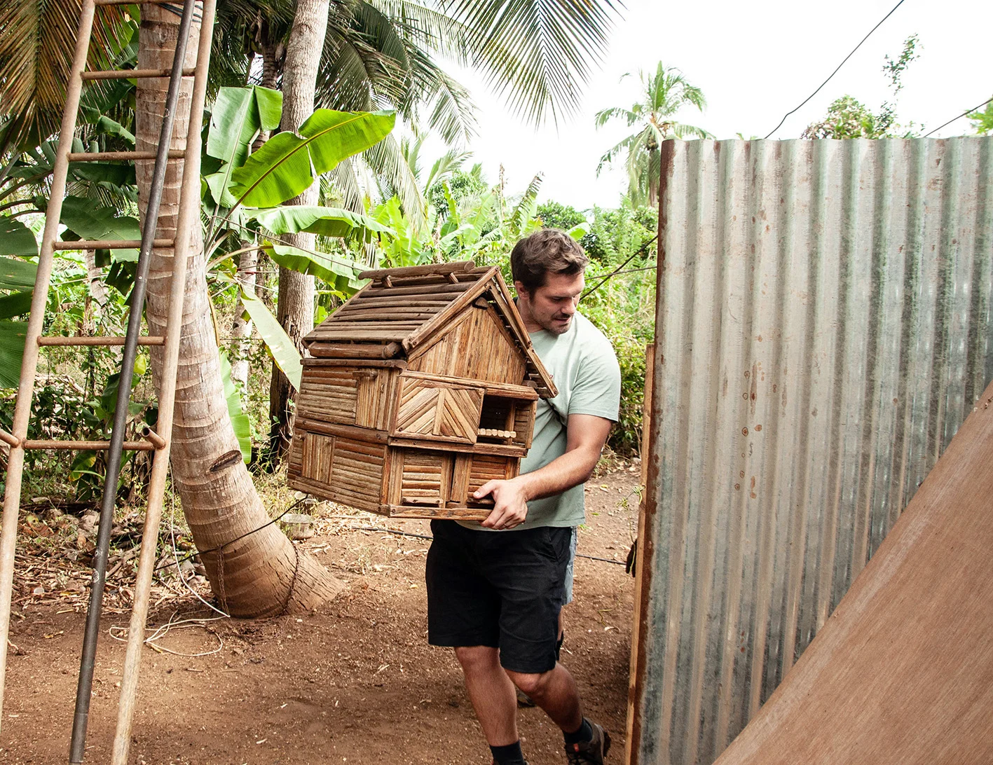 Mathias Cambreling, architecte transportant la maison de Loufti. @F. Joulian (Mayotte 2022)